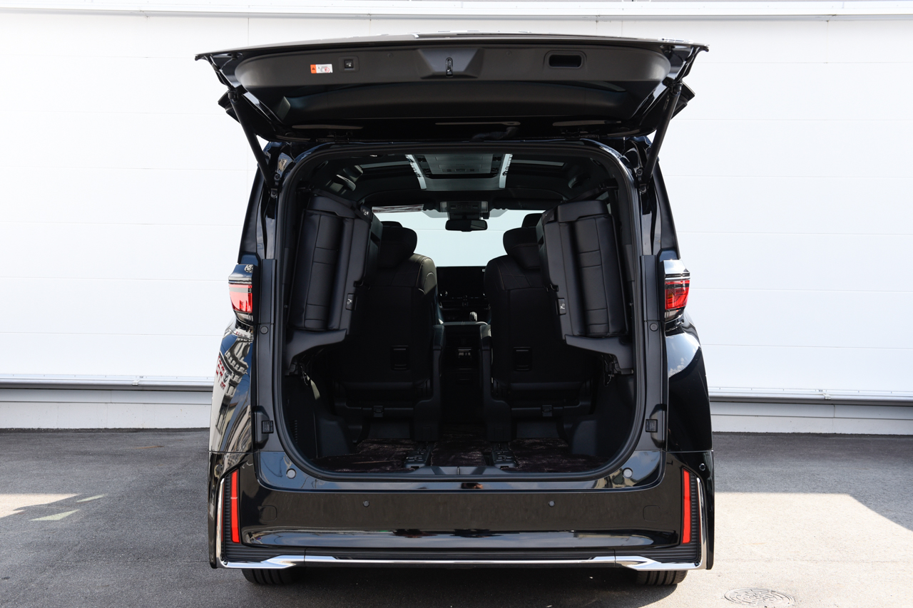 ヴェルファイアのバッグドアを開けている様子