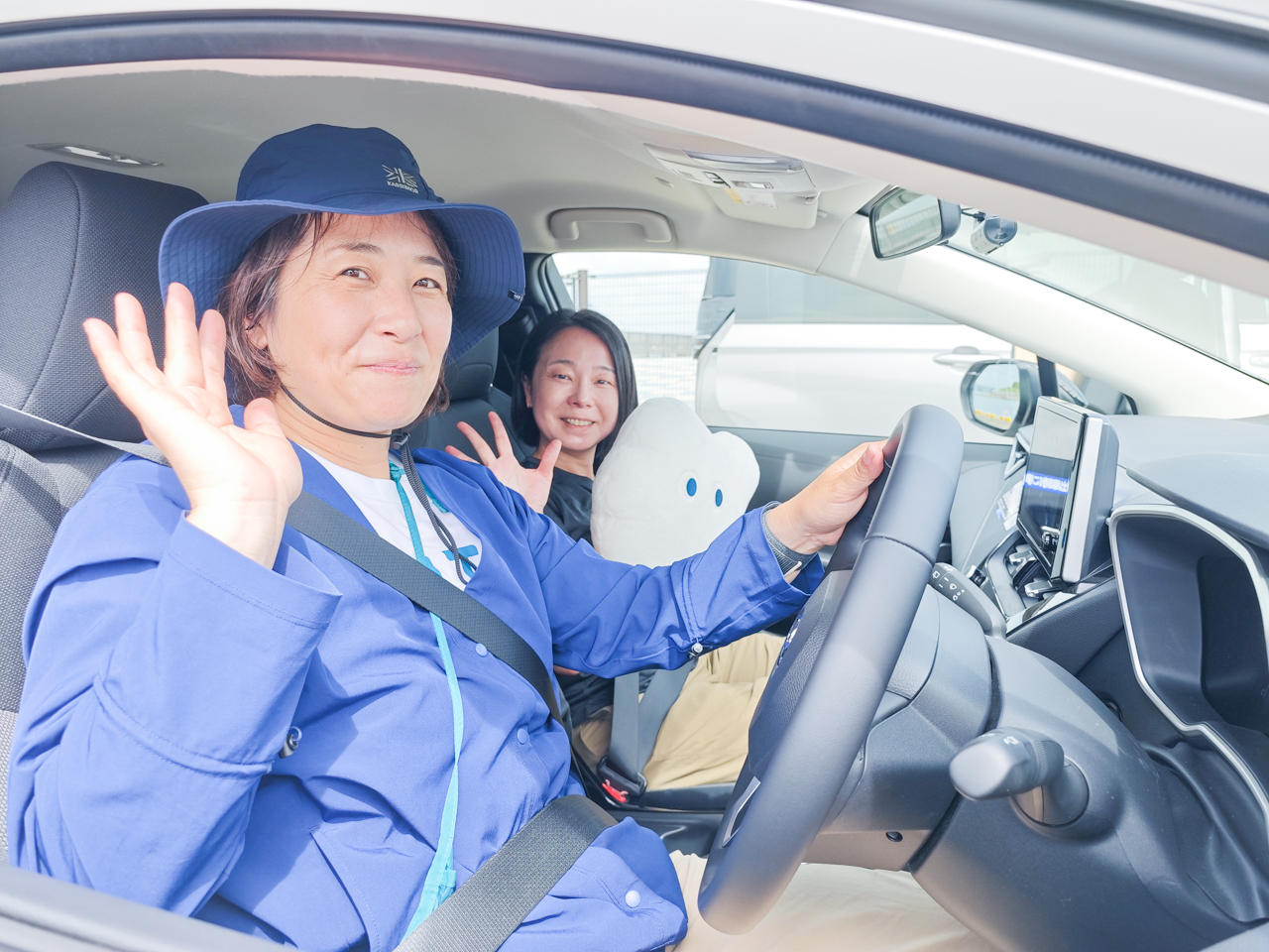 運転して出発する様子