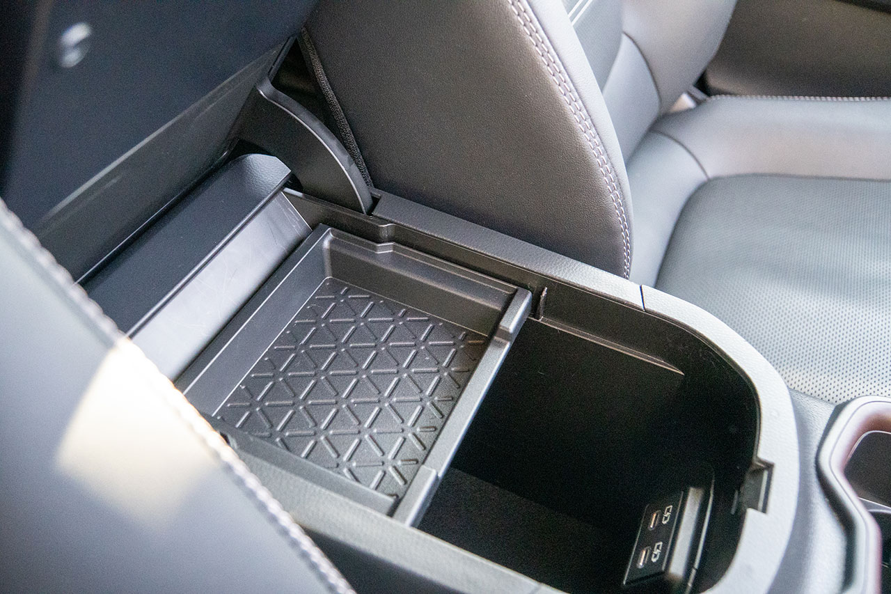 旧型のデザイン：以前RAV4のマットやトレイなどに刻まれていたマークは三角形でしたが、新型から正方形のデザインに変更になりました