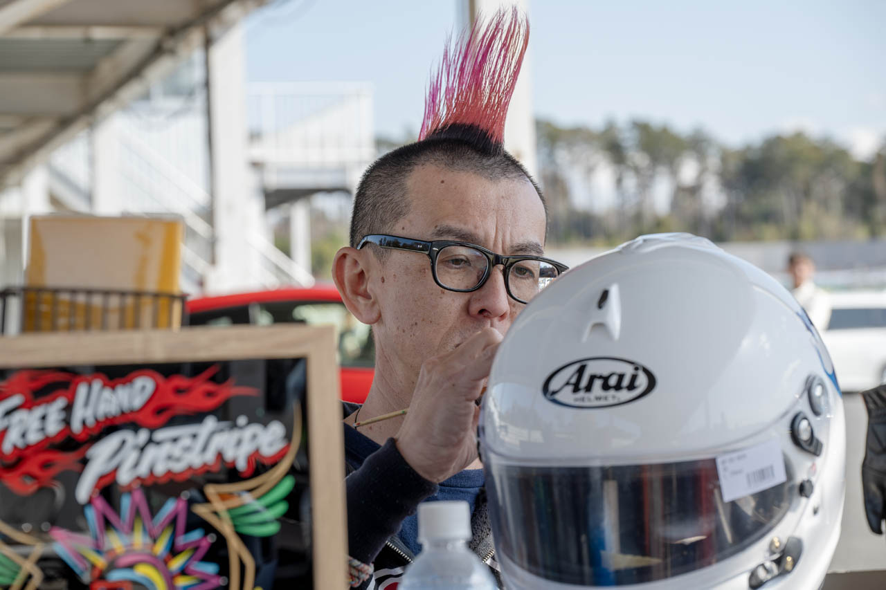 人気ピンストライパー、ビートンさんによるヘルメットのハンドペイント実演も！