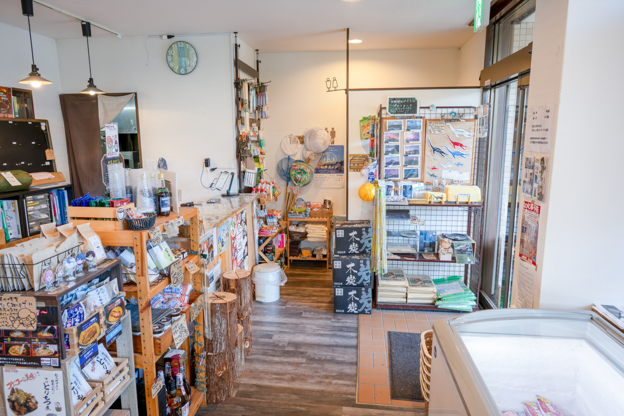 炭やスウェーデントーチなど多少のキャンプグッズもありました