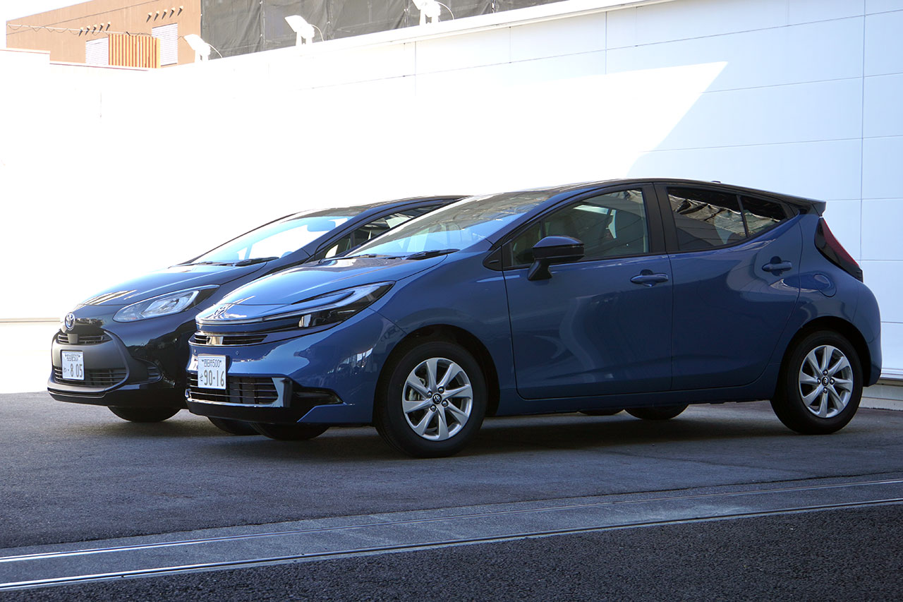 改良前と改良後のアクアが並んで写っているカット