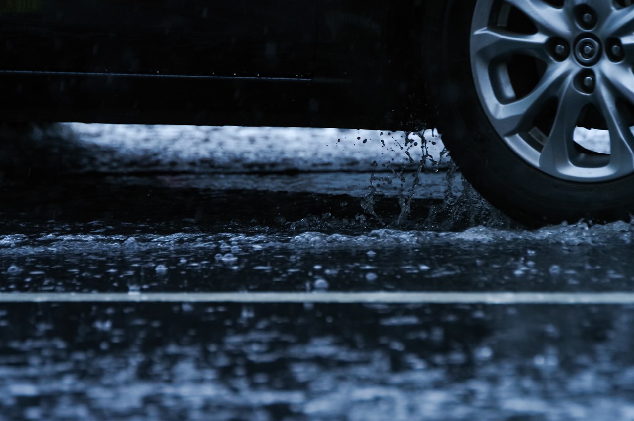 水しぶきを上げながら走る自動車