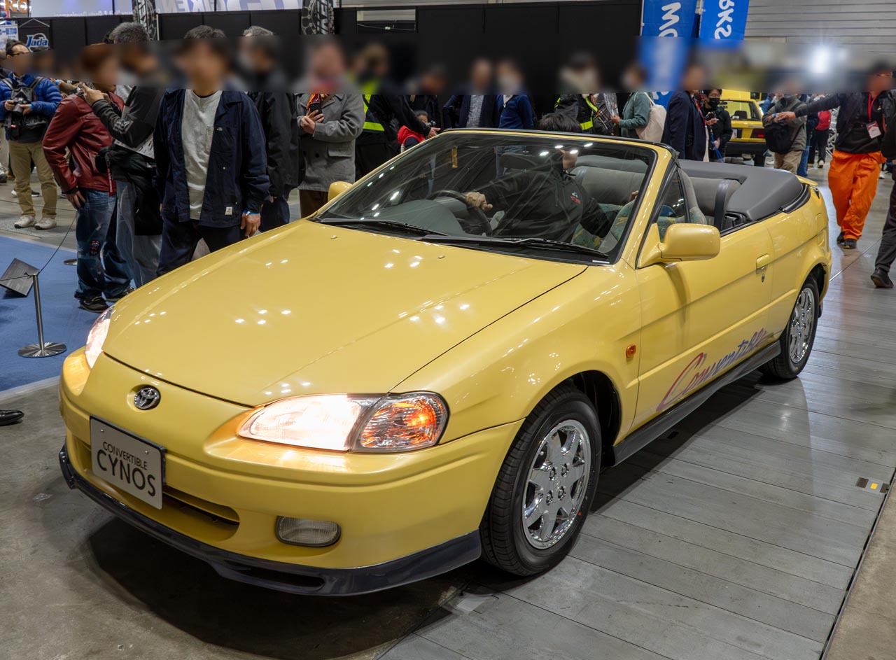 同じくトヨタ博物館が出展したサイノス コンバーチブル（1997年）。Bセグメント以下の4座オープンというとMINIコンバーチブルやフィアット500e OPENを残してすっかり見なくなってしまいました。ロングノーズのシルエットと、寝ているウインドウスクリーン＆メッキホイールが新鮮！