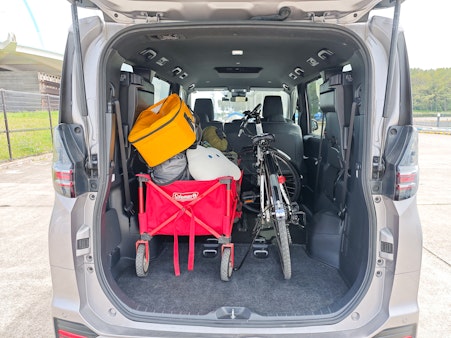 ヴォクシーの荷室寸法を実測！キャンプギアや自転車、ゴルフバッグを積み込める「圧倒的な包容力」を体験レポート