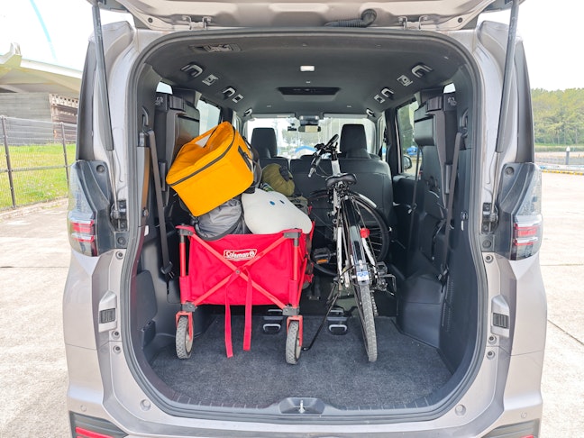 ヴォクシーの荷室寸法を実測！キャンプギアや自転車、ゴルフバッグを積み込める「圧倒的な包容力」を体験レポート