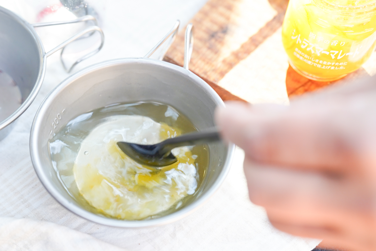 シトラスマーマレードを入れている様子