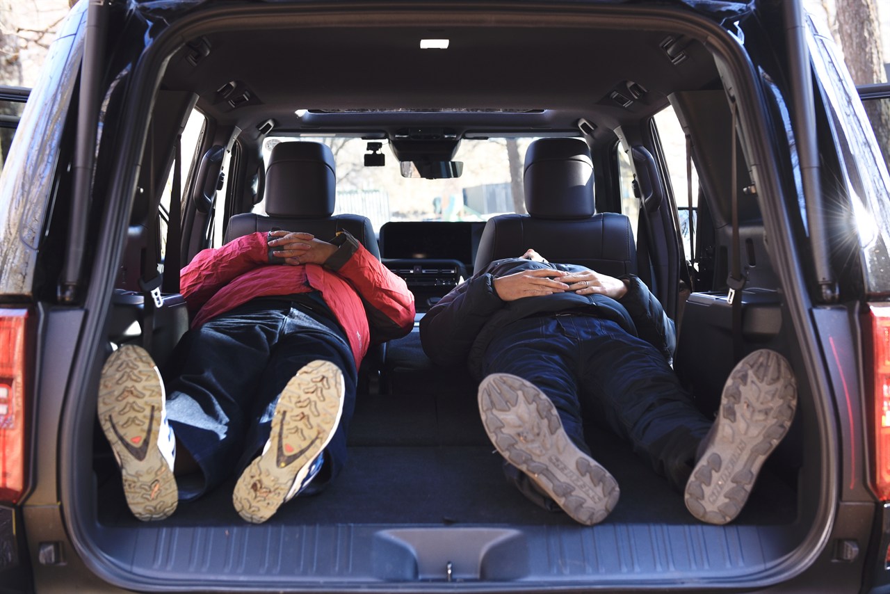 ランクル250に寝転ぶ男性二人