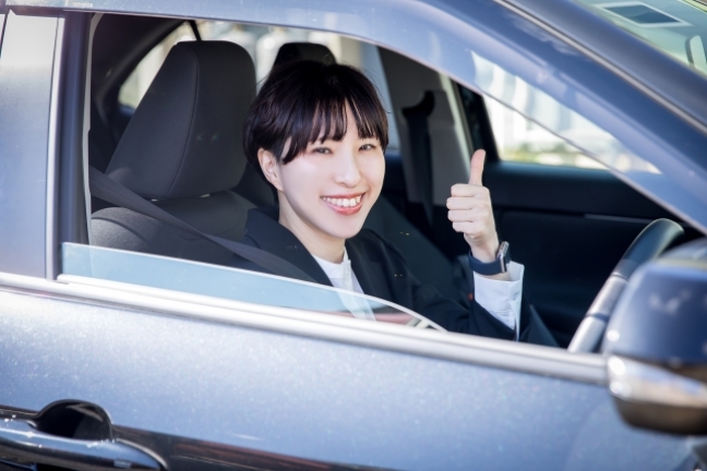 車に乗っているスーツ姿の女性