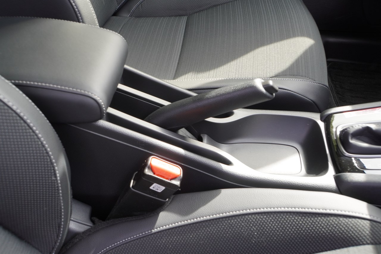 手引き式のパーキングブレーキ採用