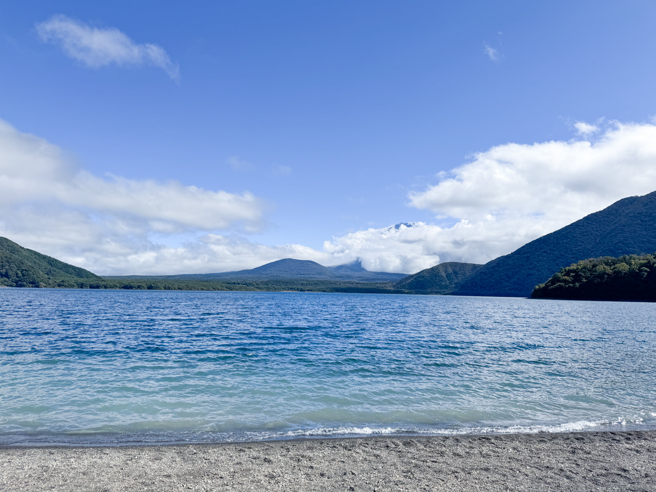 ブルーが美しい本栖湖畔
