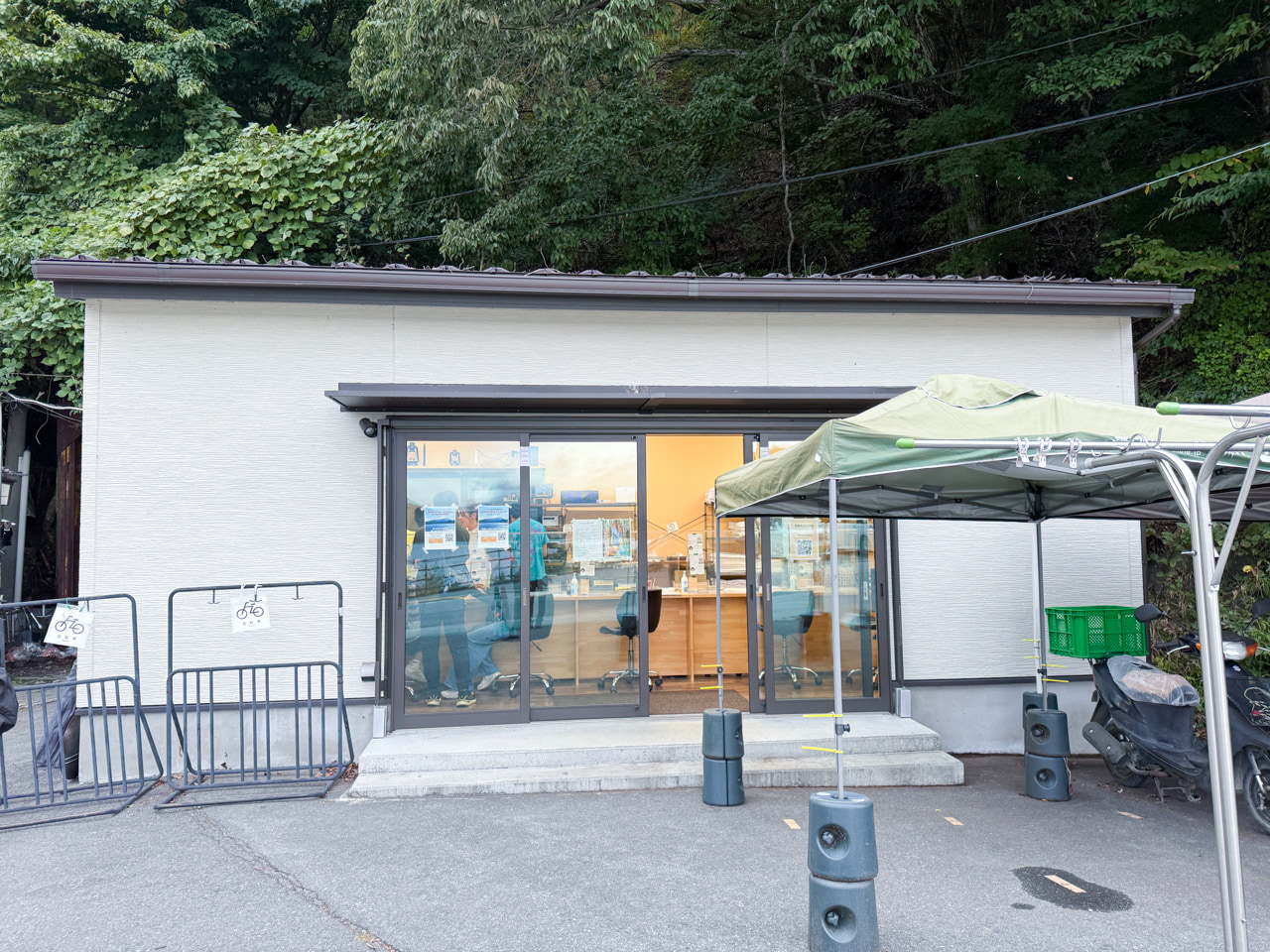 管理棟脇のこの建物で、チェックイン時に、hinataレンタルを利用していることを伝えましょう