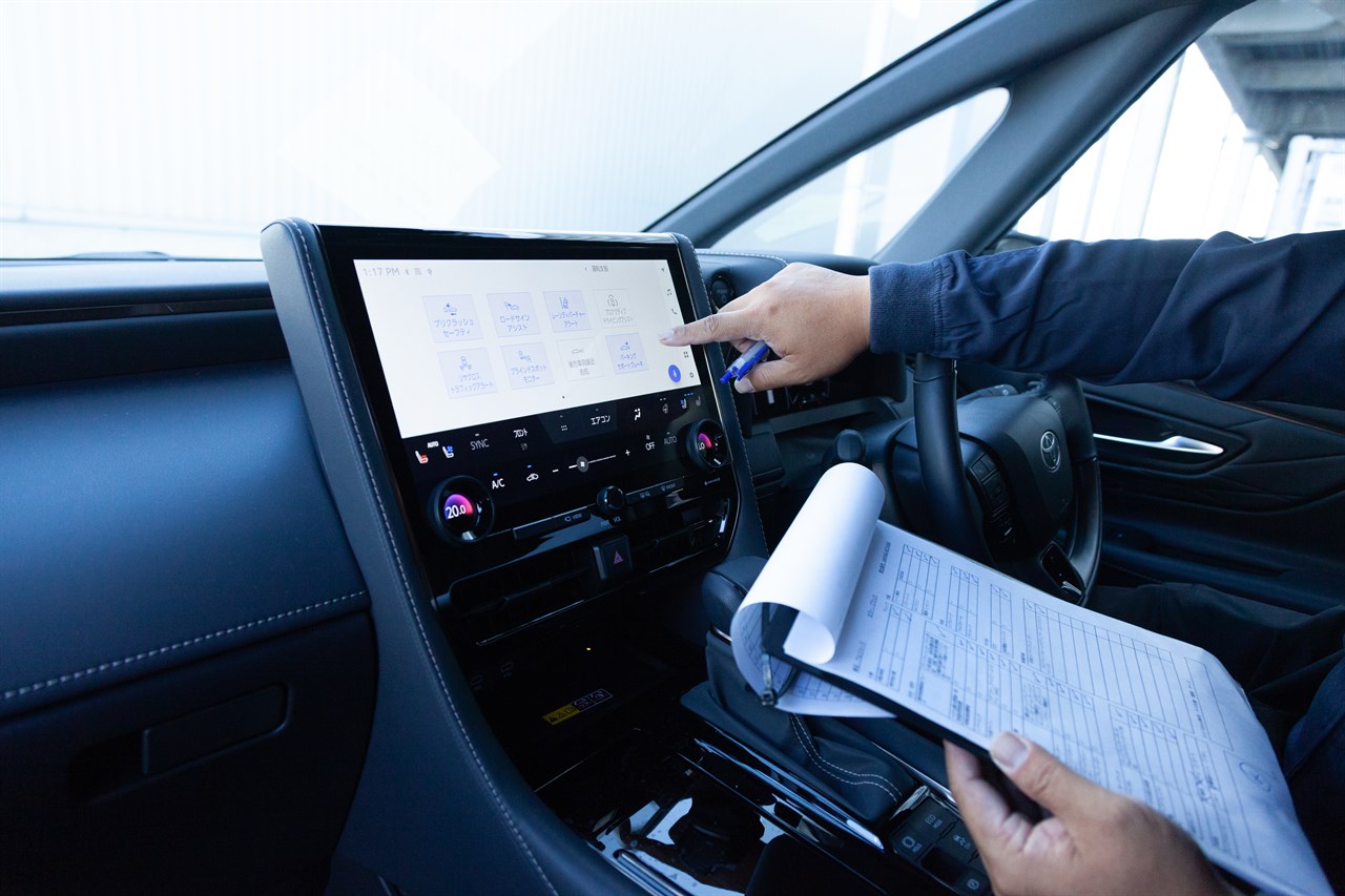 最後に、細かいチェック項目に沿って車を確認していく様子