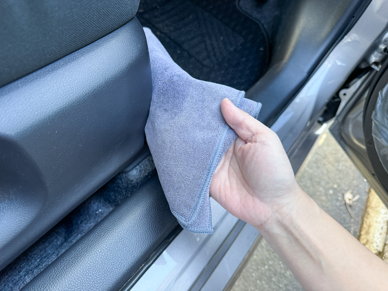 カーメイト「マイクロファイバークロス(C430)」使用の様子