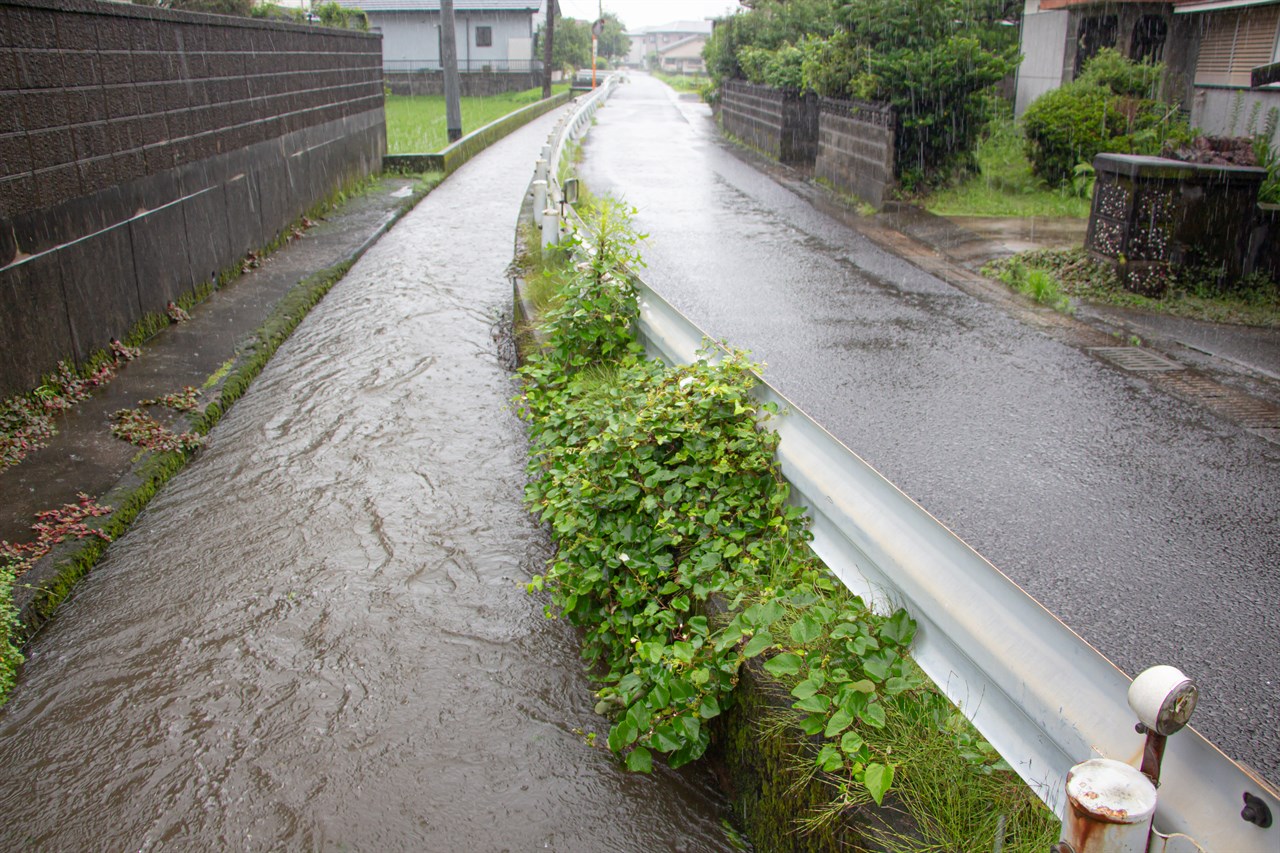 ガードレールと氾濫寸前の河