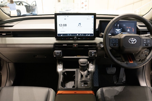 【新型RAV4】内装・荷室はこう変わった！驚きの「749L」の大容量と見晴らしの良いコックピット