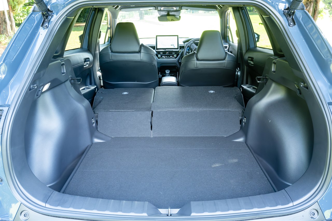 カローラ クロスの荷室（シートアレンジ時）