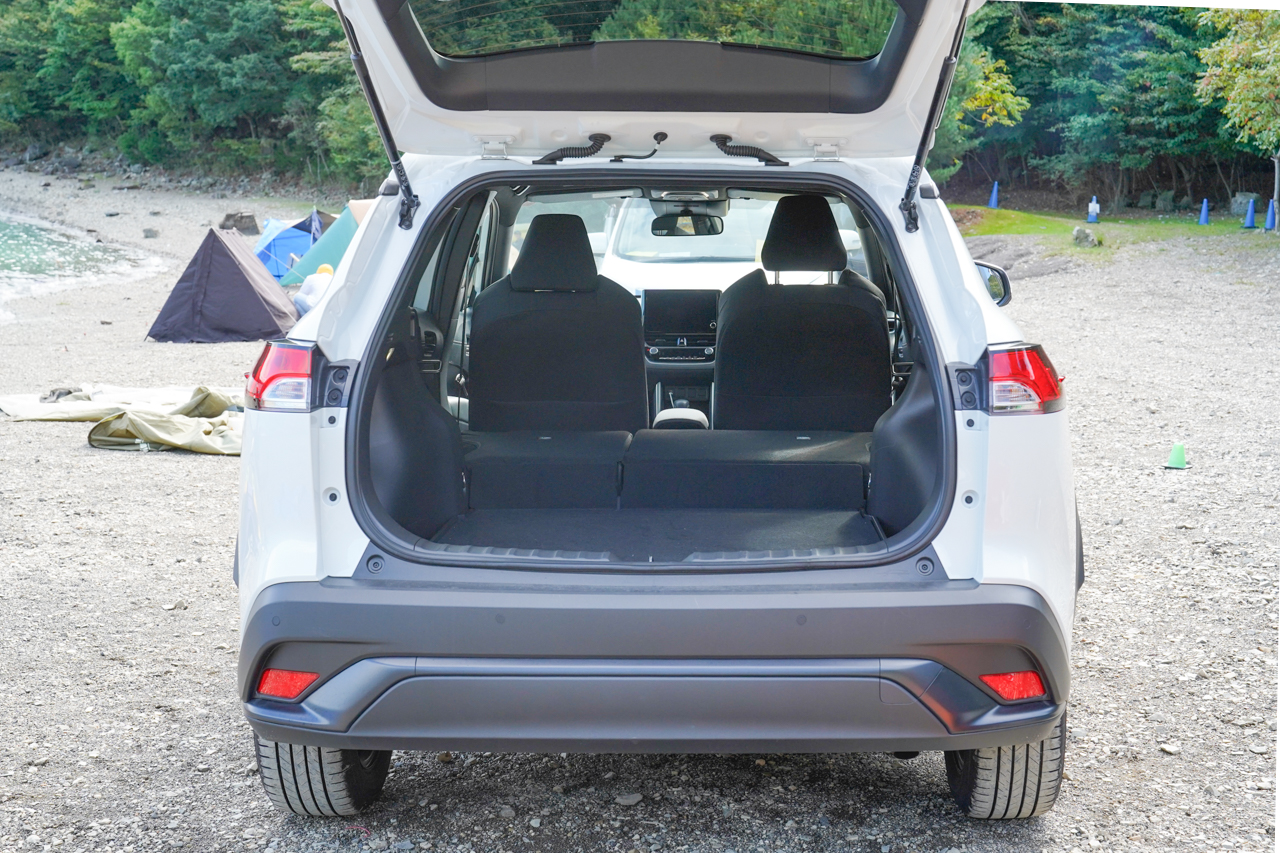 カローラ クロス、セカンドシートを倒した状態の荷室
