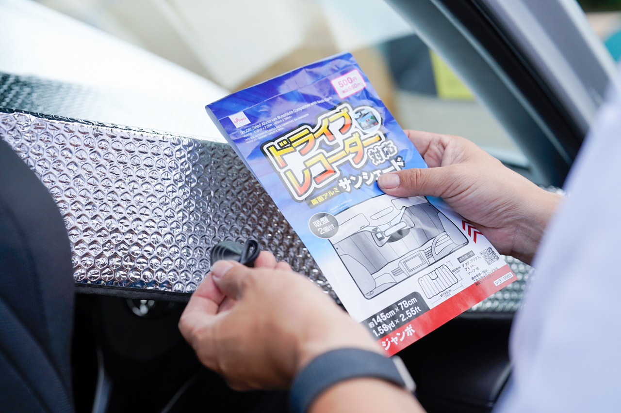 100円ショップのサンシェードを取り付けている様子_その1