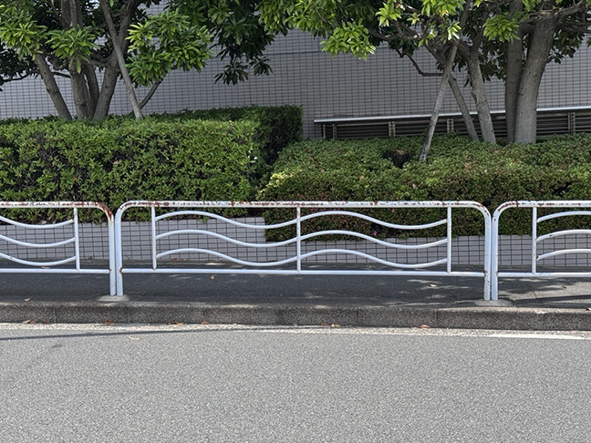江東区の水の模様のガードパイプ