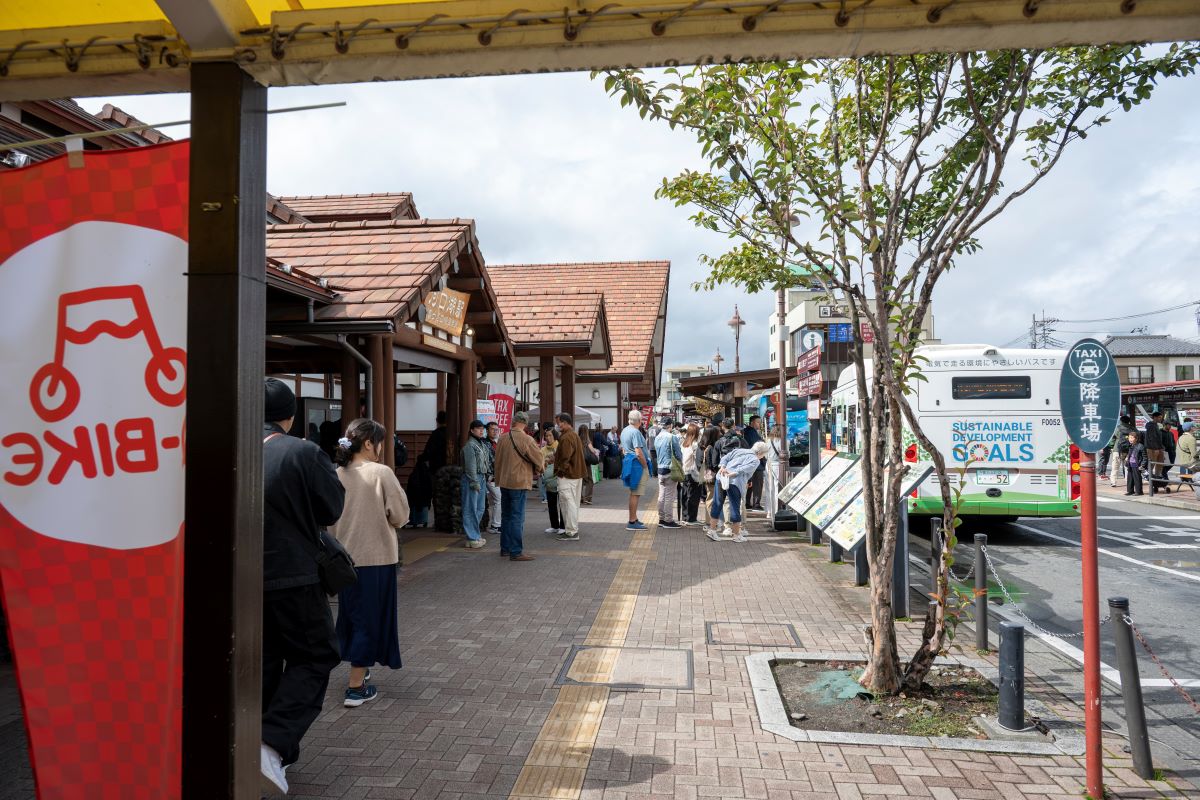 ふじさんプラザ 富士急河口湖駅に隣接する商業施設です。「ここは本当に日本か」と思えるほど訪れる人の9割方が外国人観光客。例の「コンビニを隔てて見える富士山」がすぐそばにあり、インバウンドのお客さまのフォトスポットになっていました。