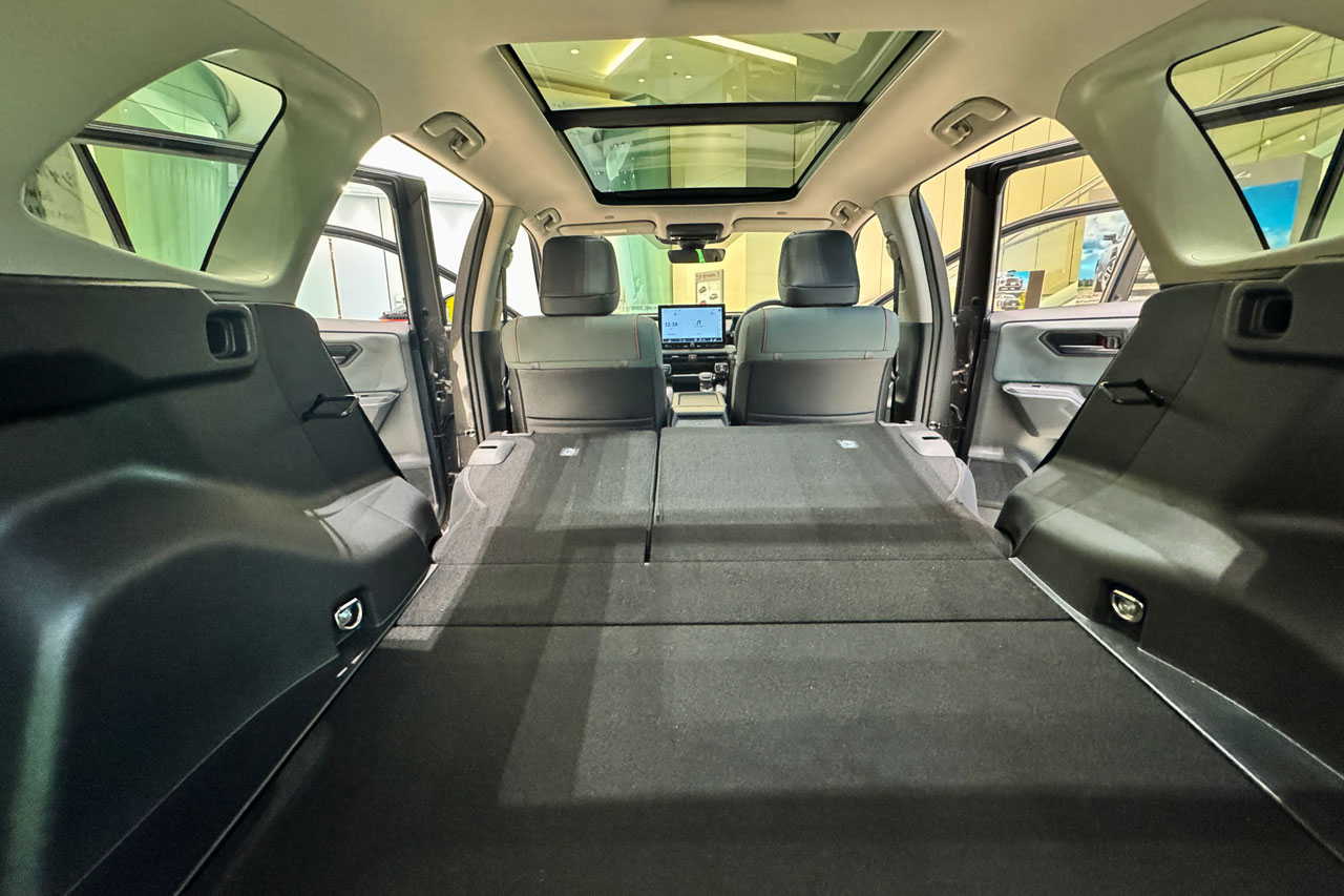 新型RAV4の荷室