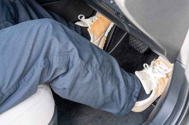 車のブレーキ「右足・左足」どっちで踏むのが正解？理由は？