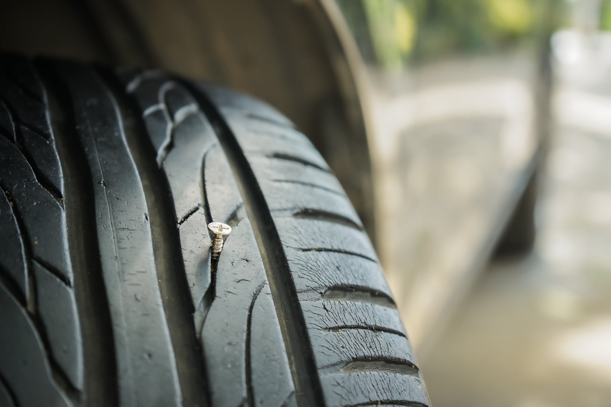 道路に落ちていた釘やネジといった金属片を踏む