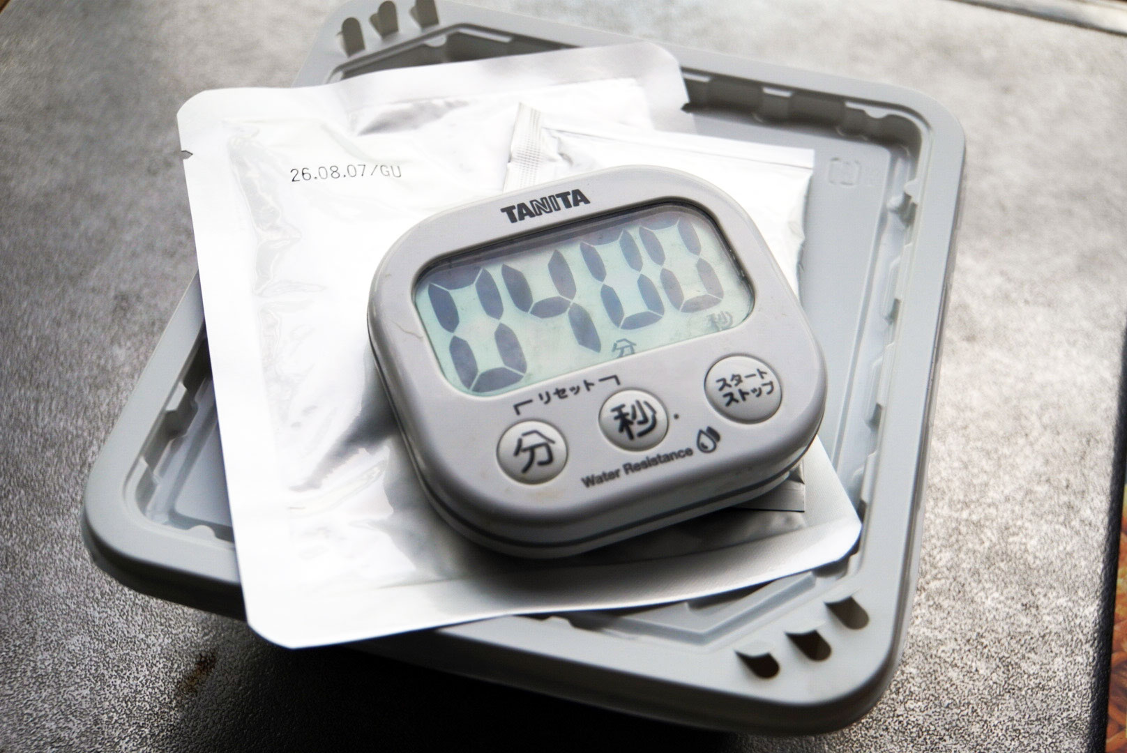 4分のタイマーが乗ったカップ焼きそば