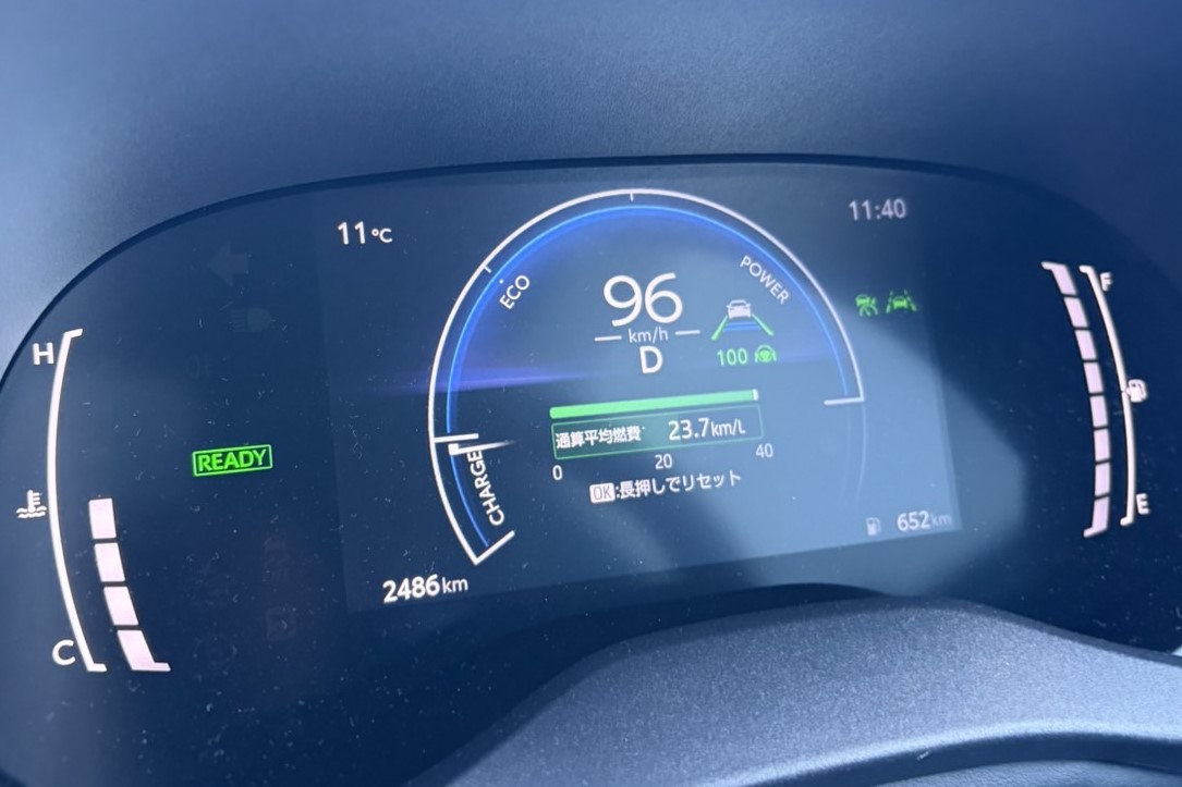 メータ横の緑のインジケーターが運転支援システムの作動表示。前を走る車と一定の車間を保ちつつ自動で速度を調整する