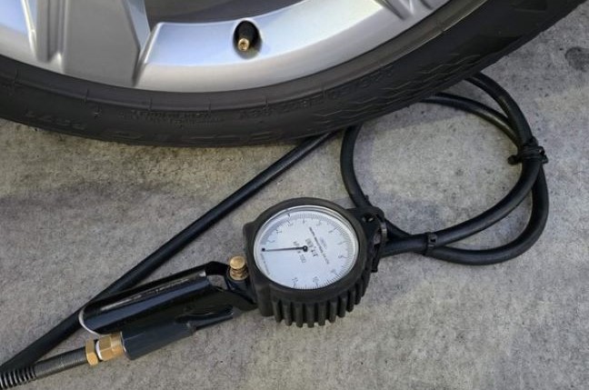 【これでバッチリ】車のタイヤ空気圧の入れ方を解説！