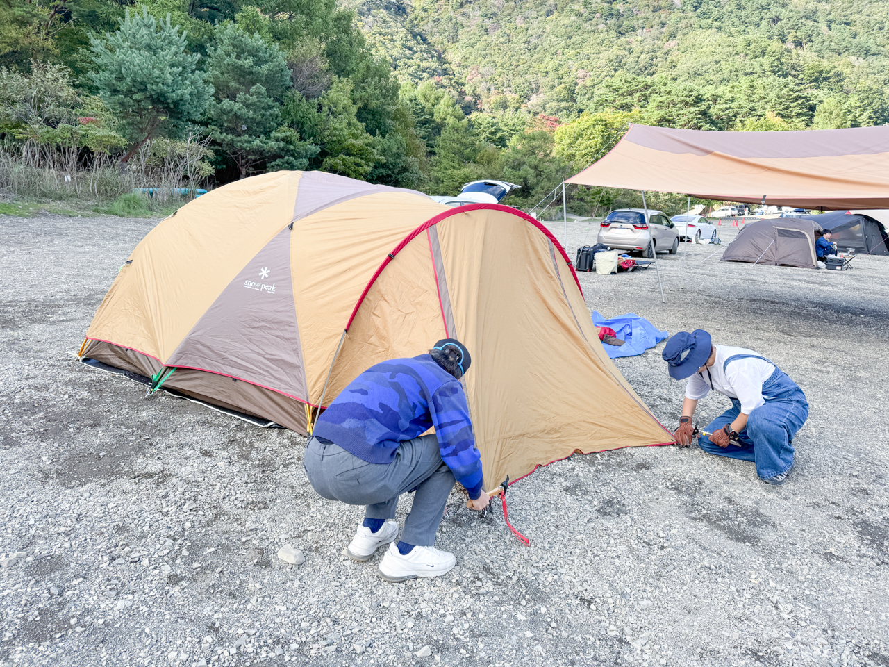 SnowPeakのアメニティドームM設営中