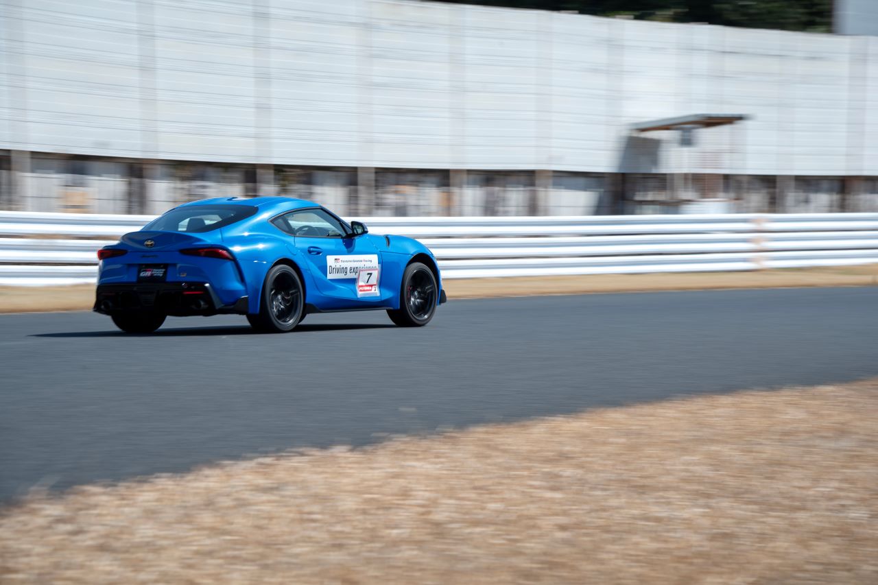 第1コーナーの坂を豪快に駆け上がるGRスープラ。背中が蹴り出されるような加速感はハイパワーFRならではの魅力です