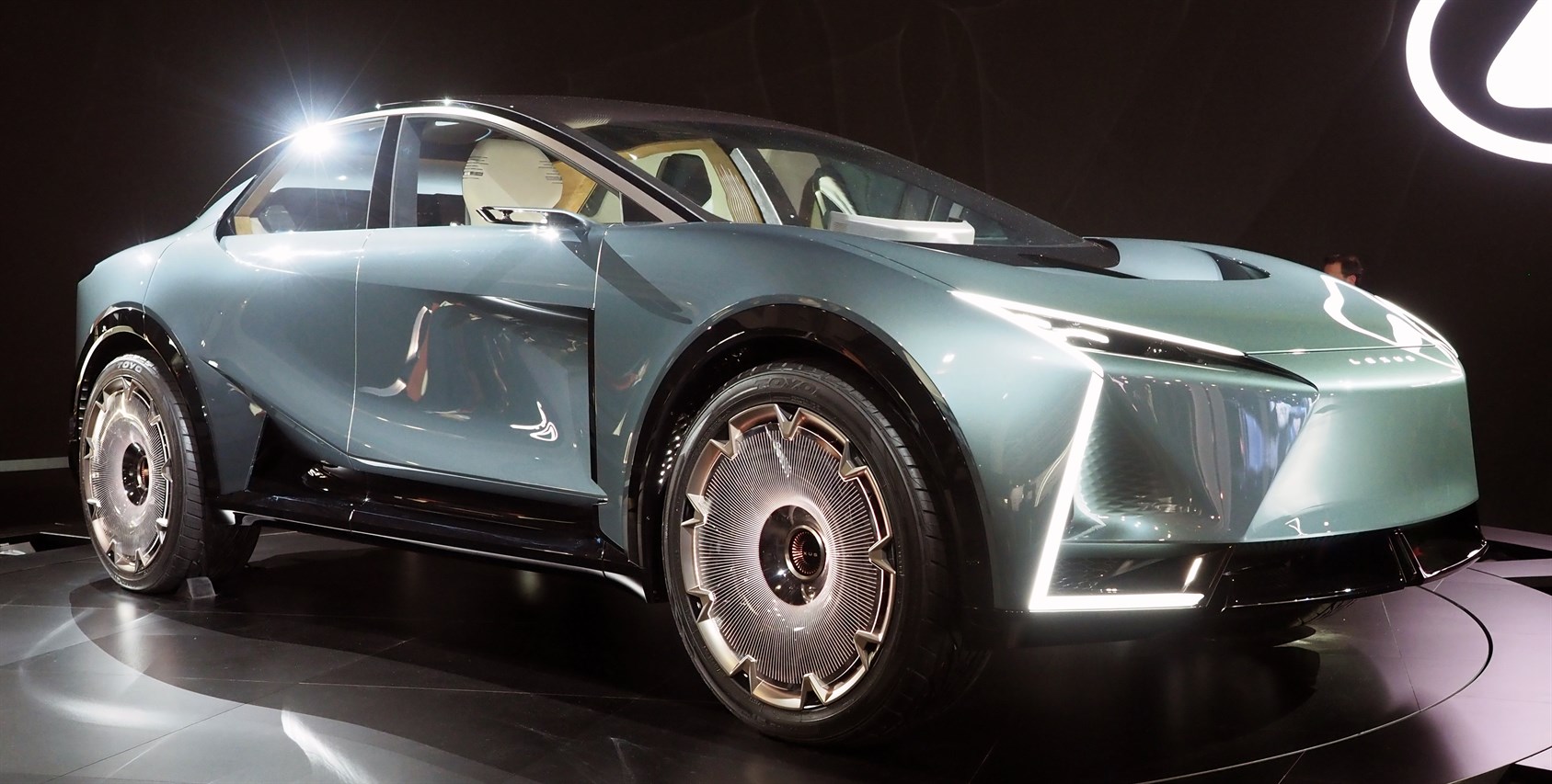 LSクーペコンセプト。大径タイヤを履いたクロスオーバーSUVだが、走りに自信のあるモデルだ