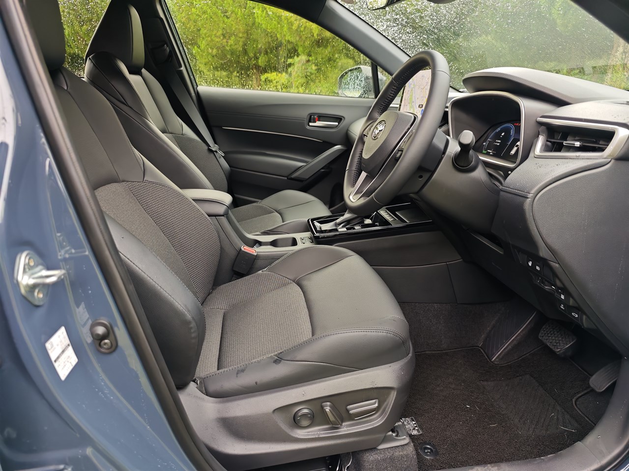 カローラ クロスの運転席