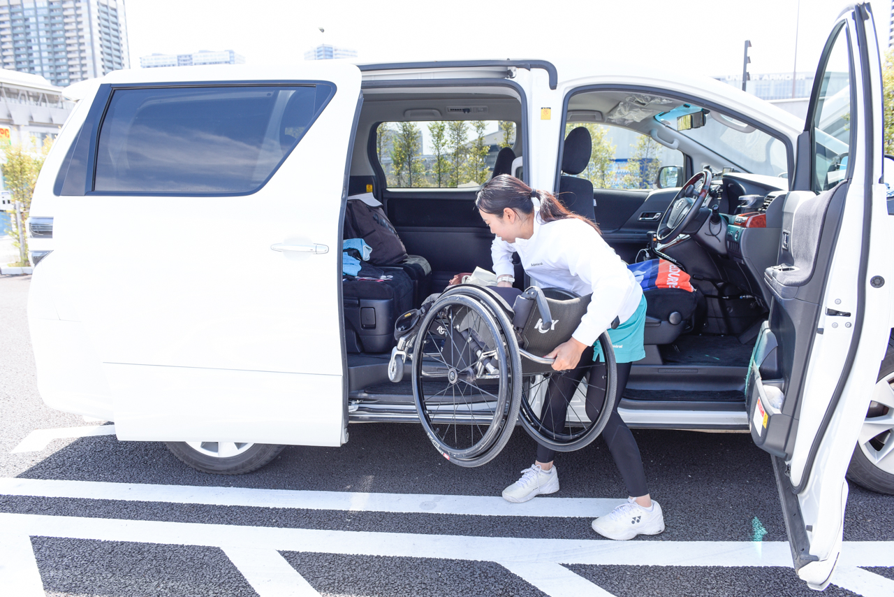 日常利用の車いすを後席に収納する船水梓緒里選手