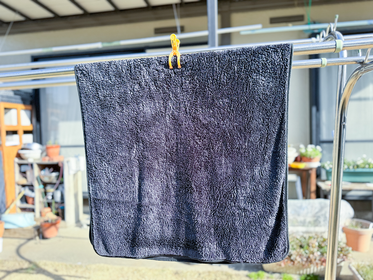 カーメイト「超吸水ゼロタオル Lサイズ(C433)」を天日干ししている様子