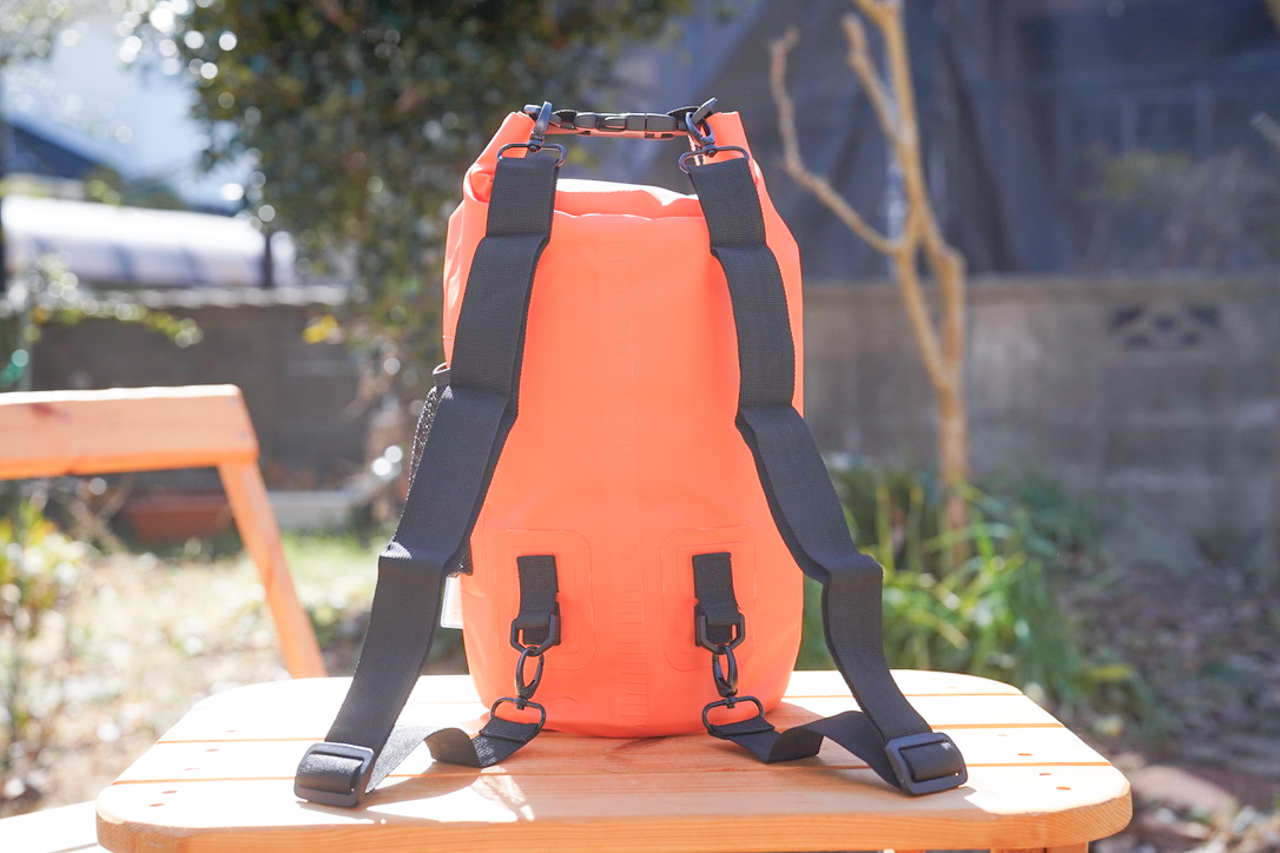防水バッグの背面