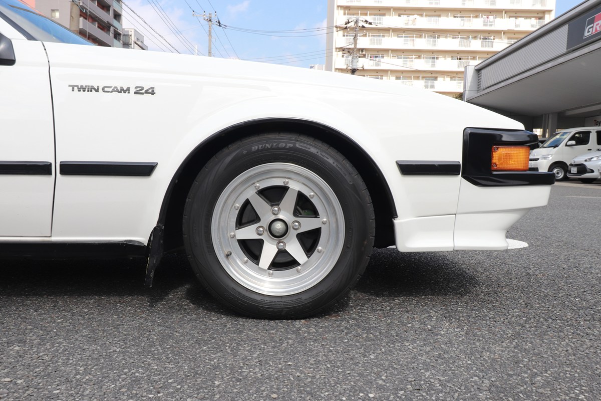 このクルマには「DUNLOP DIREZZA」が装着されていた。タイヤは当時と同等品が手に入らないため、銘柄は十分に吟味して選びたい