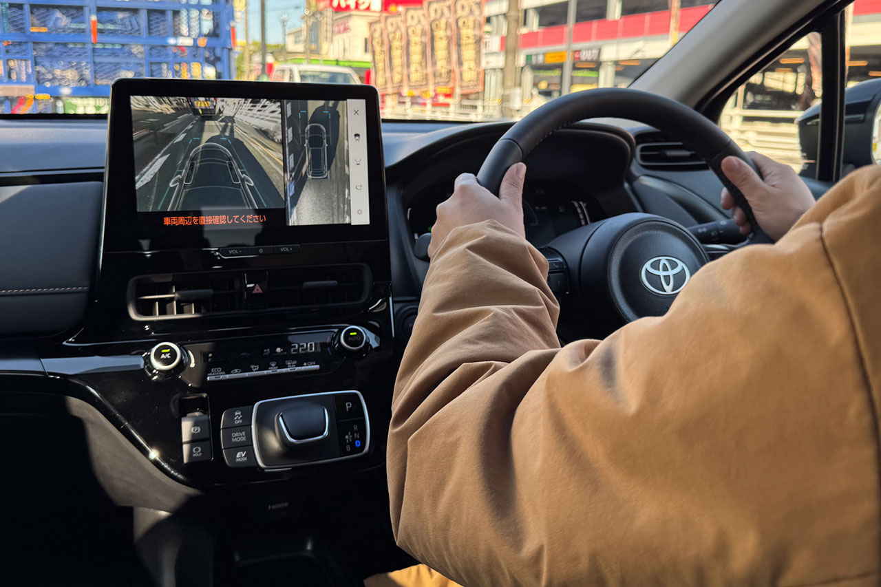 床下透過機能がモニターに映し出されている様子