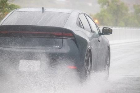 【高速道路は要注意】ハイドロプレーニング現象の原因とは？なぜ雨の日に突然車が滑るのか