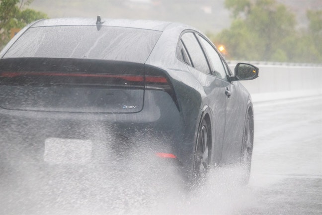 【高速道路は要注意】ハイドロプレーニング現象の原因とは？なぜ雨の日に突然車が滑るのか