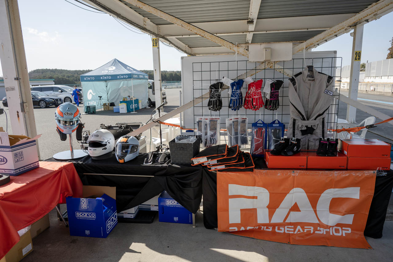 レース用品専門店のRACさんによる出張展示販売ブース。参加者もご購入されていました