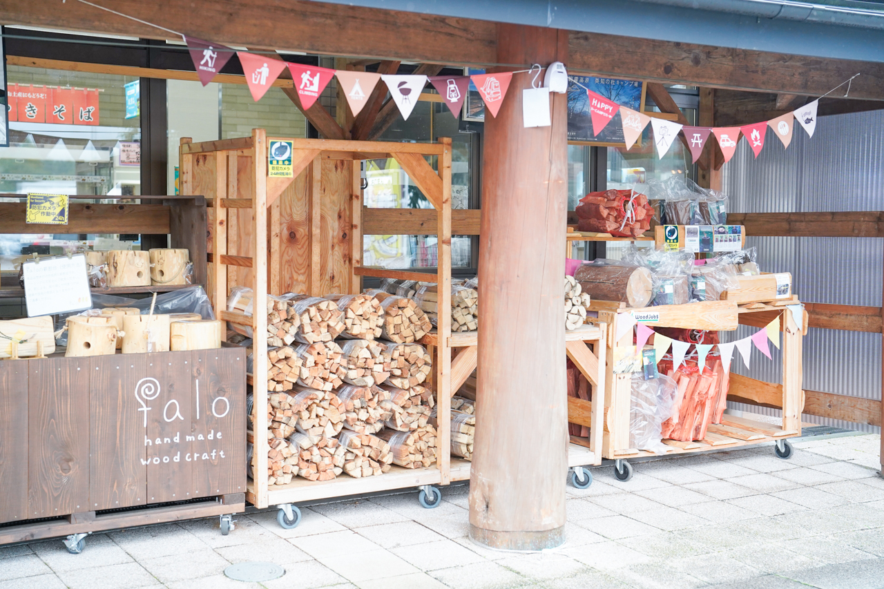 薪やスウェーデントーチの写真