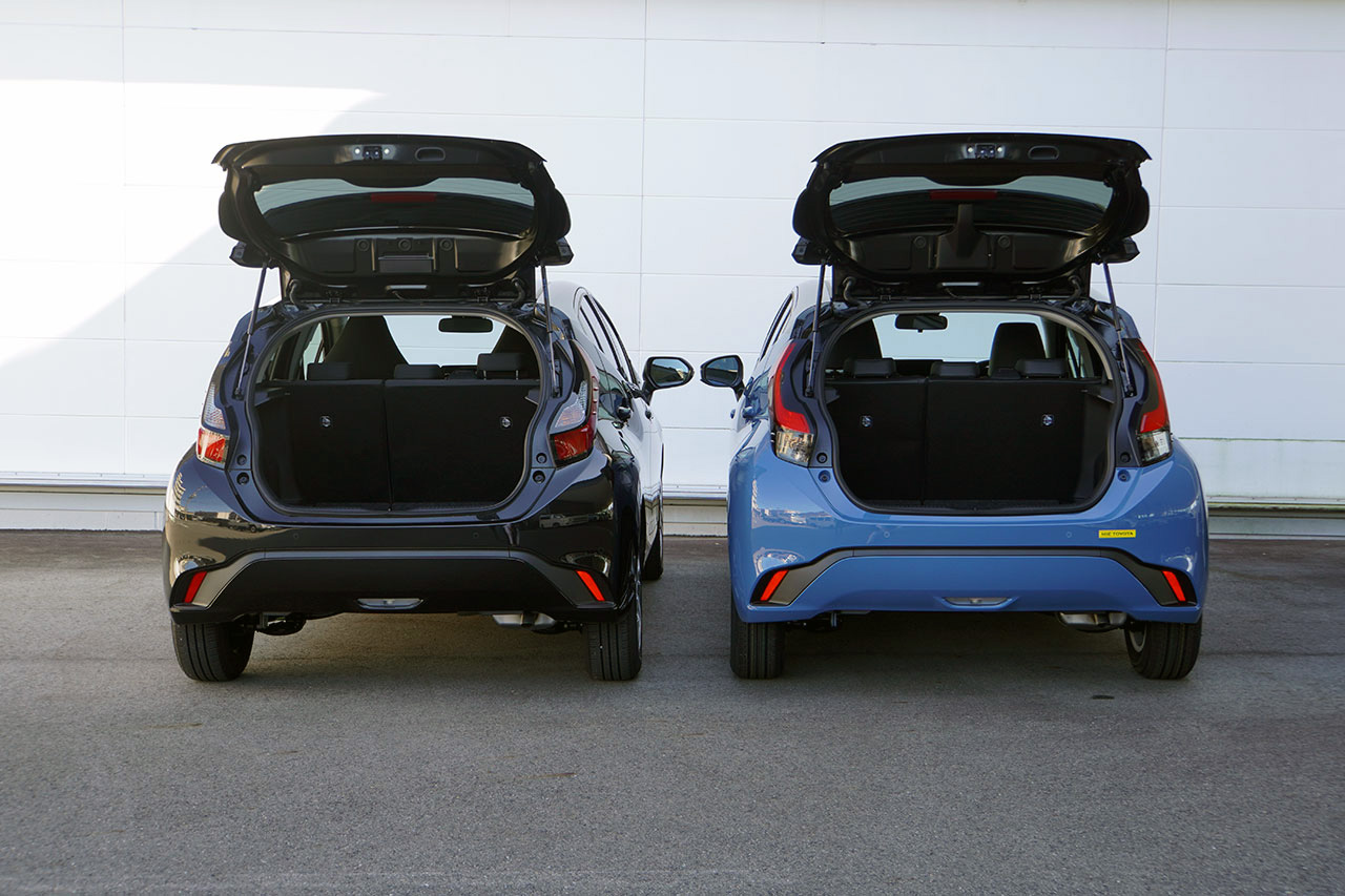 改良前と改良後のアクアのリアビュー（荷室を開けた状態）の比較