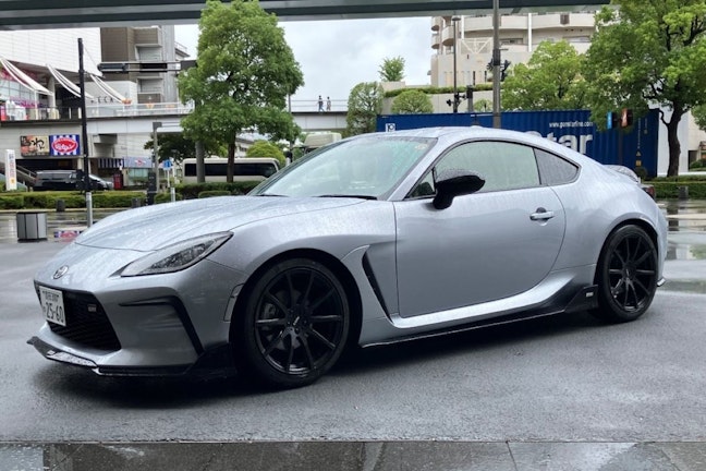 GR86 by TOM’S×KINTO試乗レビュー！注意深く手の入ったTOM’Sプロデュースの車/軽量級GR86が少し中量級になった走り味 