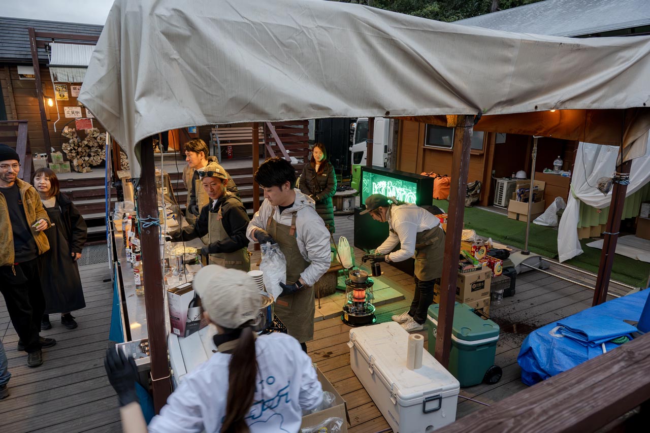 焚火BARでお気に入りのカクテルを注文できる