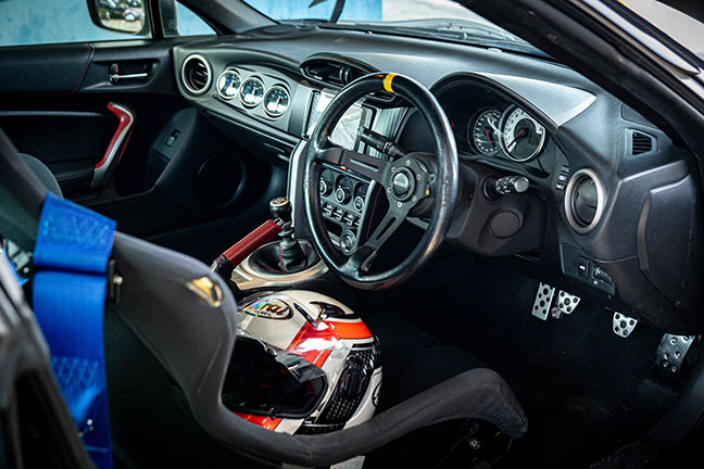 スポーツ走行の車内のイメージ画像