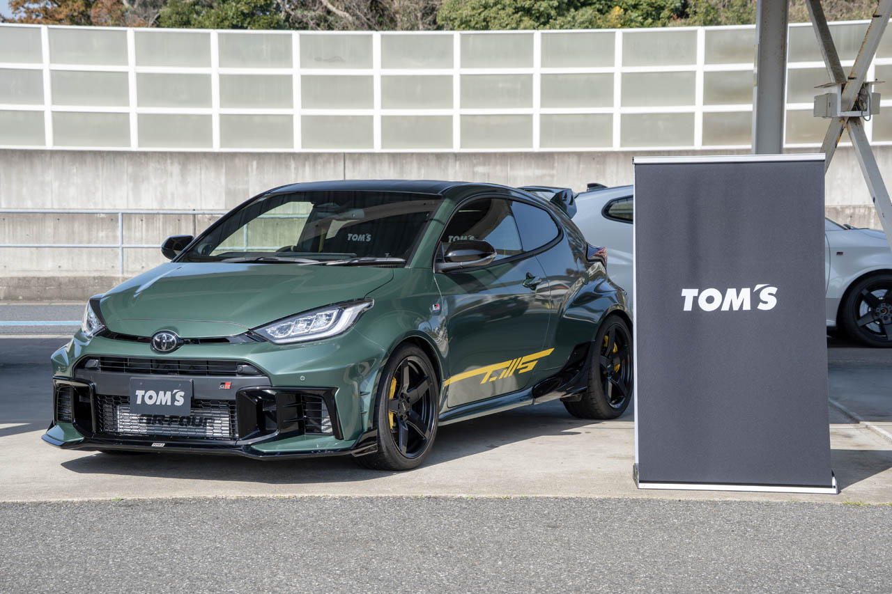 GRヤリスのTOM'S Packageコンプリートカー。主張しすぎないエアロにモスグリーンのボディカラーが渋い！