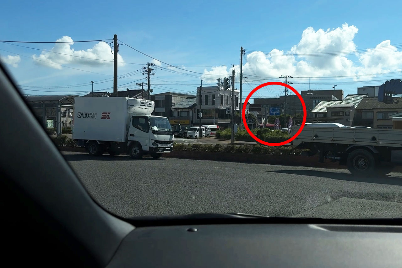 フェリーから佐渡島に上陸した瞬間の車窓からの景色